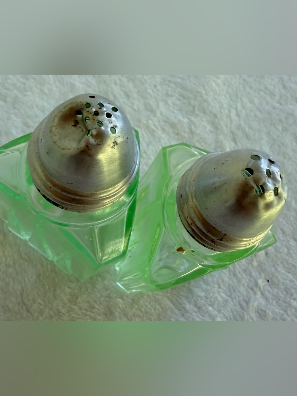 Art Deco Uranium Glass Vaseline Green Salt & Pepper Shakers W/ Caddy Antique - Picture 15 of 15